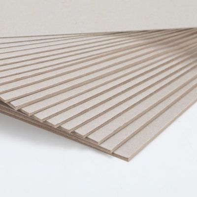 Folhas de papelão espesso de revestimento de lado único, fabricadas a partir de celulose reciclada