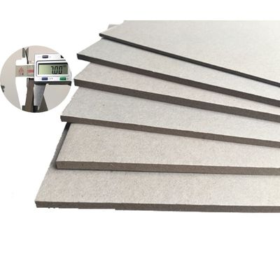 A China fabrica folhas de papel de cartão cinza e folhas de papel reciclado de cartão de chip