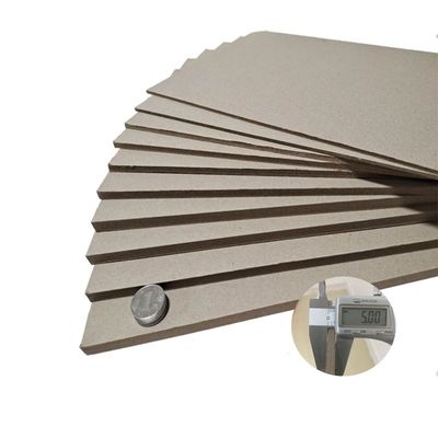 A China fabrica folhas de papel de cartão cinza e folhas de papel reciclado de cartão de chip