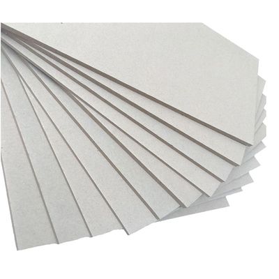 Folhas de cartão cinza de 2 mm, papel duro, superfície lisa.