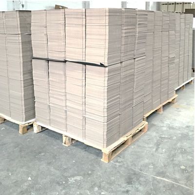 Folhas de cartão cinza de 2 mm, papel duro, superfície lisa.