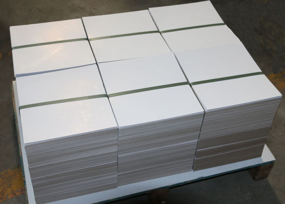 Papel de offset revestido de um lado com parte traseira cinza-claro