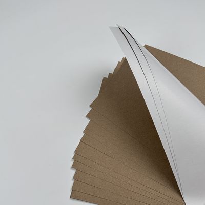Cartão com revestimento frontal branco GC4 Kraft Back 280 GSM 660*1016