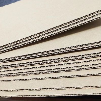 B C E F Folhas corrugadas de cartão de flauta 3 camadas 5 camadas Espessura / tamanho personalizado